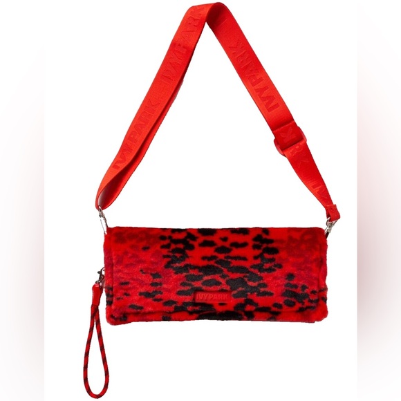 IVY PARK IVY HEART FURRY CLUTCH - Picture 1 of 2